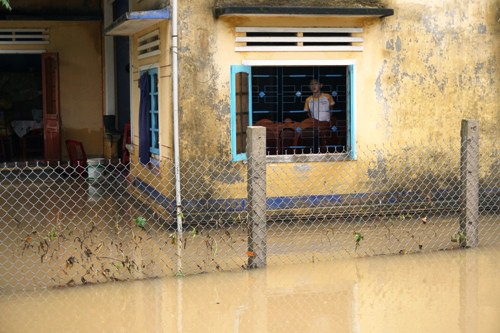 Nước sông Trà Câu đang ở mức báo động 3 khiến nhà dân huyện Đức Phổ bị ngập.
