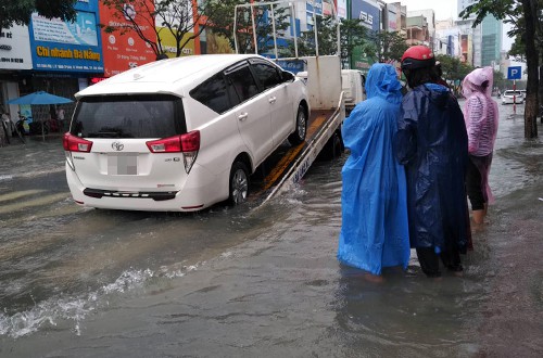 
Hàng loạt ôtô chết máy phải cứu hộ. Ảnh: Nguyễn Đông.
