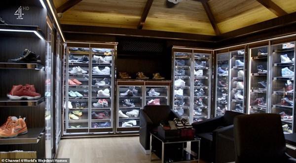
Bên cạnh đó, cậu bé này còn sở hữu một bộ sưu tập giày đáng nể với các mẫu giày phiên bản giới hạn Yeezys, Bapes, Air Jordan. Tất cả số giày này được ước tính trị giá 1 triệu USD (~23 tỷ đồng)...
