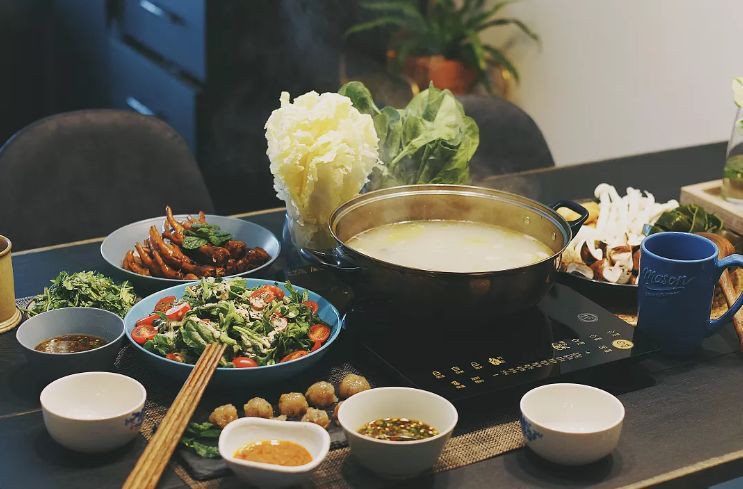 Không gian là nơi quây quần, rộn rã tiếng cười.