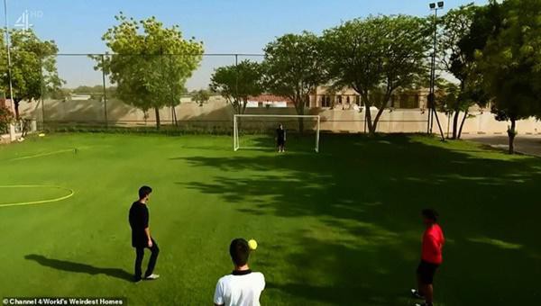 
Thậm chí, xung quanh khuôn viên còn có một sân bóng đá với cỏ nhân tạo rất phù hợp cho Rash chơi bóng cùng bạn bè.
