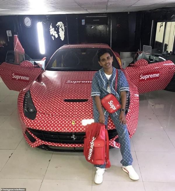 
Rash cũng từng khoe chiếc Ferrari G12 Berlinetta trên Youtube và Instagram. Tuy nhiên, cậu bé chưa đủ tuổi để lái chiếc xe đắt tiền này.
