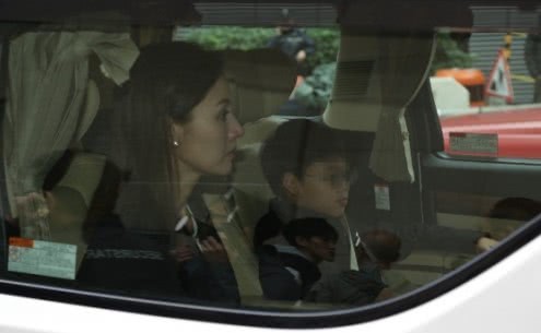 Lý Gia Hân và con trai ngồi trong xe
