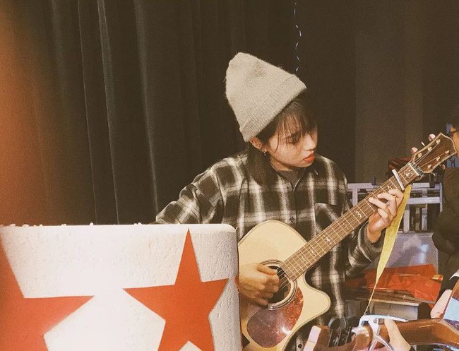 Đầu tiên, Fang Jun phá dỡ đi những bức tường nối liền phòng khách với phòng bếp, phòng bếp với ban công. Vì có diện tích vừa phải, cô gái đã cố gắng tạo vẻ đẹp thật tự nhiên, trong lành, như chính là cách mà cô lớn lên, nhẹ nhàng và êm đềm.