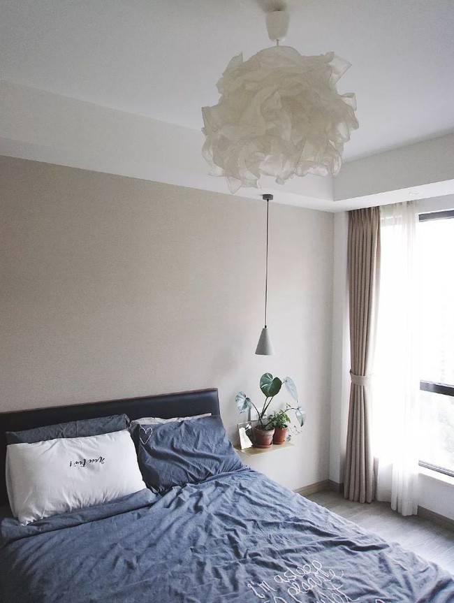 Căn phòng êm đềm, dịu dàng với cách decor khéo léo của cô gái trẻ.