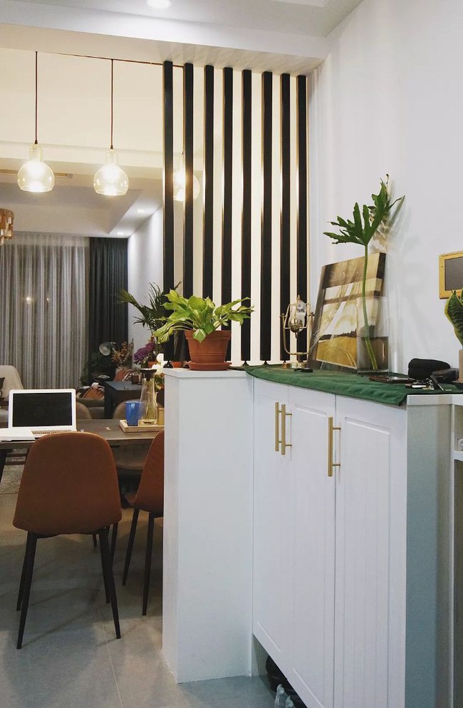 Việc đầu tiên là cô gái phá bỏ các bức tường để không gian sinh hoạt chung được rộng hơn.