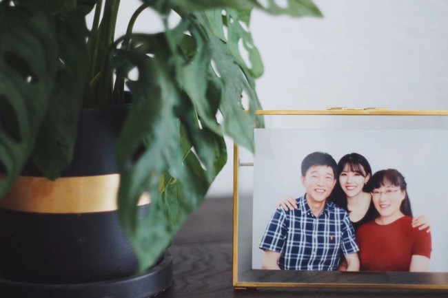 Điều tuyệt vời đó là, khi con gái hoàn thiện việc cải tạo, trang trí ngôi nhà, bố mẹ cô chính là người hạnh phúc và hài lòng nhất. Bởi chẳng cần nhờ đến bất kỳ công ty kiến trúc nào, chỉ cần yêu ngôi nhà, hiểu sở thích của các thành viên trong gia đình, tổ ấm thật đẹp sẽ hiện ra.