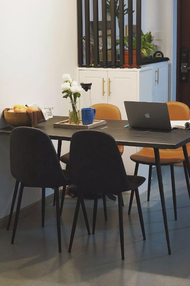 Bàn ăn được đặt gần cạnh khu vực bếp, nơi vị trí không có nhiều ánh sáng nhưng được décor khéo léo với màu trắng sữa để tăng độ sáng, độ ấm cúng, xinh tươi cho góc chức năng này.