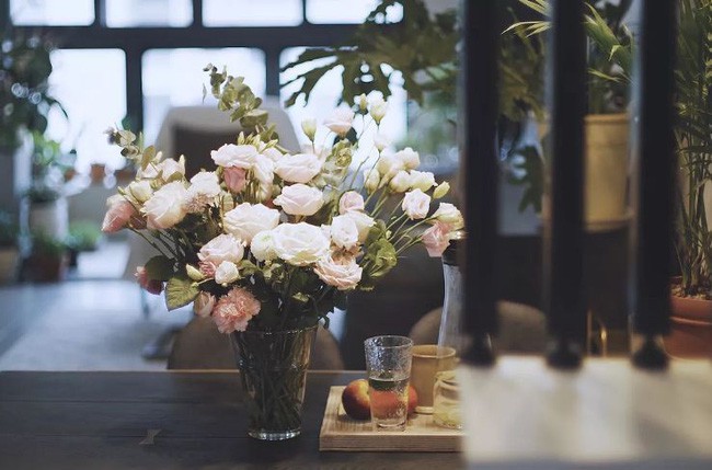 Những lọ hoa tươi được thay đổi theo mùa giúp không gian thêm duyên dáng.