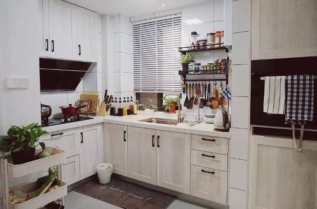 Phòng bếp gọn gàng.