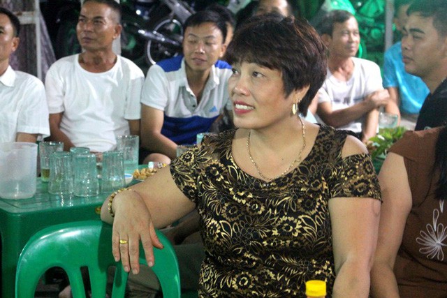 
Mẹ cầu thủ Đức Huy tin đội tuyển Việt Nam giành thắng lợi tại trận chung kết lượt đi. Ảnh: Đ.Tùy
