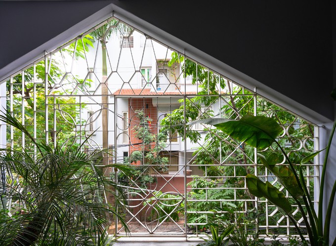 Ngôi nhà nằm ở hướng Tây nên các KTS phải tính toán giải pháp chống nóng vào mùa hè hợp lý. Phương pháp chống nóng 3 lớp được sử dụng: Lớp tường ngoài cùng dày nhằm chống ánh nắng trực tiếp, lớp thứ 2 là đệm cây xanh cản bụi, cấp oxi và đẩy không khí nóng ra ngoài, lớp thứ 3 là lớp cửa kính lấy sáng và cản nhiệt gián tiếp vào nhà. Với giải pháp này ngôi nhà luôn mát mẻ nhưng lại lấy sáng và có view cây xanh tự nhiên.