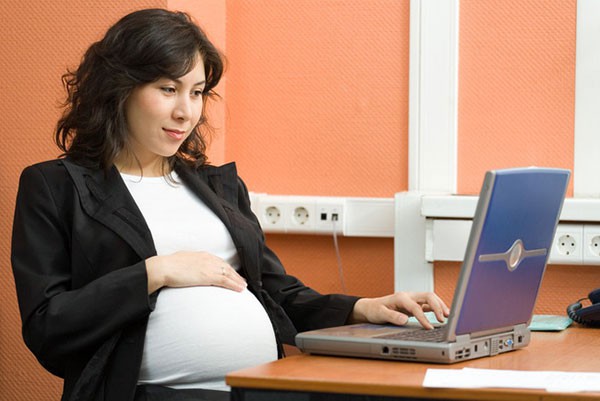
Cô ấy vẫn ngồi máy tính làm việc cả ngày cả đêm. (Ảnh minh họa)
