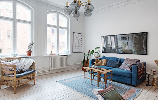 Không gian sinh hoạt chung đẹp bình yên với ghế ngồi màu xanh ngọc lam đậm trẻ trung, thêm bàn trà xinh xắn, gọn nhẹ là đủ để khu vực chức năng này thêm tiện ích.