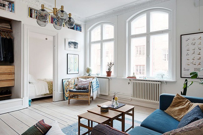 Căn phòng đẹp hơn khi có thêm ghế đơn và những điểm nhấn từ đế nến hay chậu cây xanh.