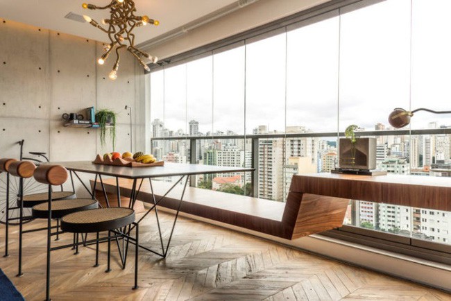 Các băng ghế được sử dụng để ăn uống và tùy cơ ứng biến để làm việc khi cần thiết.