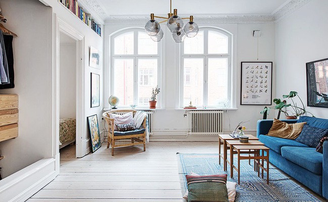 Góc tường đối diện với sofa được thiết kế khéo léo để bố trí tủ đựng giày và khu vực đọc sách tiện ích.