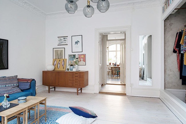 Tủ đựng đồ được đặt ngay cạnh bức tường gần với ghế sofa, là nơi để những vật dụng thường xuyên sử dụng trong phòng khách.