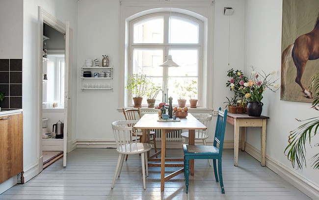 Chiếc bàn vô cùng tiện ích khi được thiết kế dạng gập.