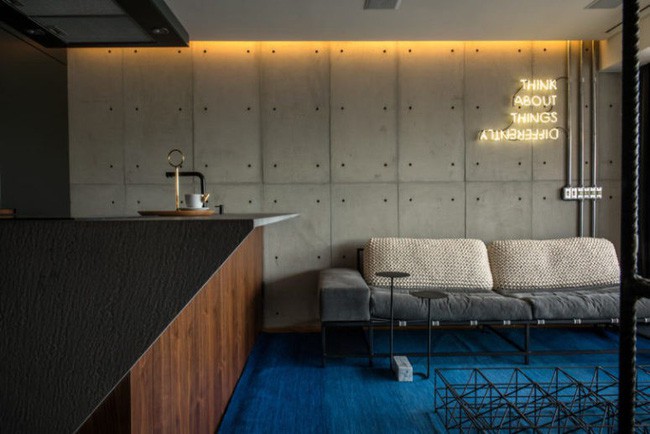 Không gian sống ngăn nắp, tươm tất thể hiện rõ qua ghế sofa công nghiệp và một vài chiếc bàn ngồi uống cà phê.