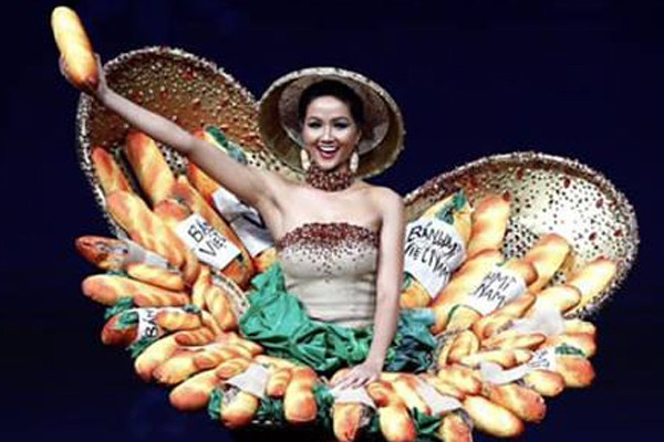 
Hình ảnh trang phục dân tộc của Hhen Niê được báo chí nước ngoài đăng tải.
