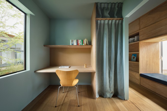 Khu vực học tập tràn ngập ánh sáng tự nhiên nhờ cửa sổ mở ra vườn ở phía bên cạnh.