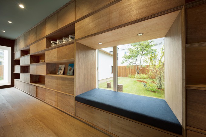 Một chiếc tủ gỗ lớn dùng để trưng bày các vật kỷ niệm trên các ngăn hở và lưu trữ đồ trong các ngăn kín.