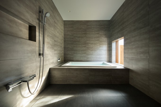 Nhà tắm cũng có cửa sổ nhìn ra vườn.