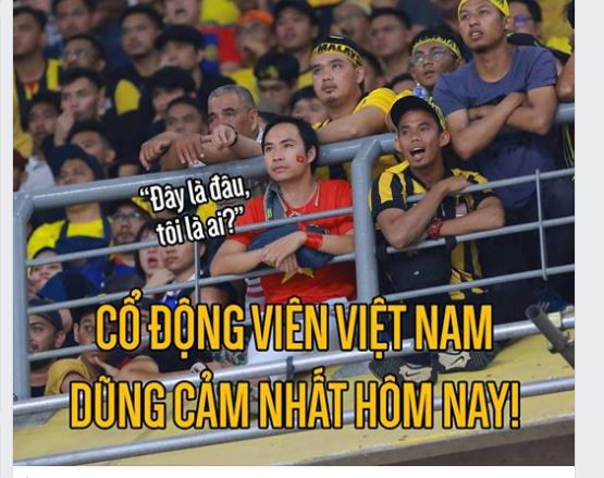 Hình ảnh CĐV người Việt ngồi lọt thỏm trong khán đài dành cho các CĐV Malaysia nhận được sự chú ý đặc biệt của dư luận. Ảnh chụp màn hình