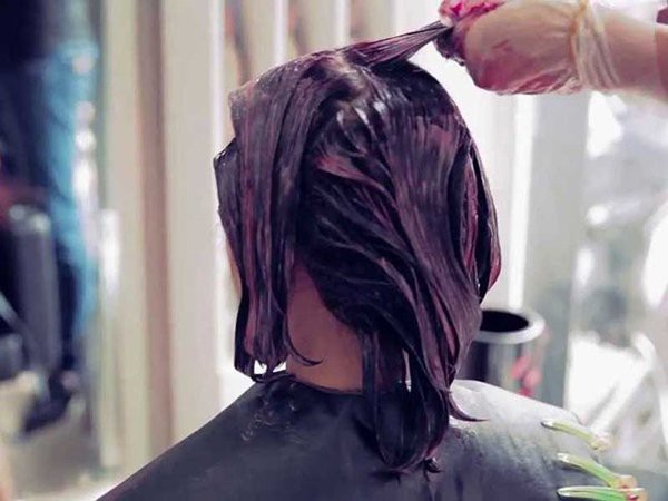
Nhuộm tóc quá nhiều và sử dụng thuốc kém chất lượng gây ra những hậu quả khôn lường.

