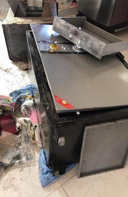 Két sắt bị phá, trộm tài sản bên trong. Ảnh: C.A.
