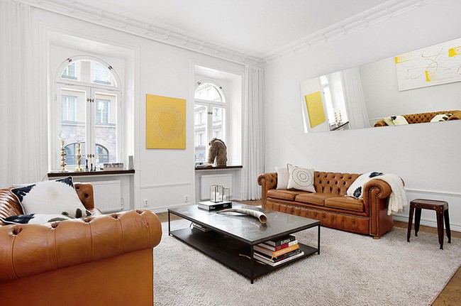 Sự kết hợp giữa màu nâu da bò trên nền tường trắng thực sự mang lại vẻ đẹp cho căn hộ.