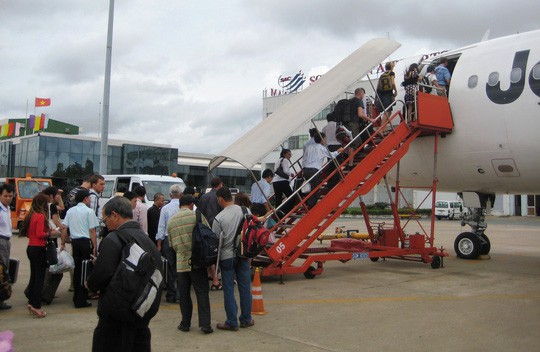 Các hãng hàng không ở Việt Nam quy định hành lý xách tay không quá 7kg/hành khách. Ảnh: Linh Anh