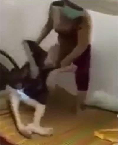 B&agrave; V&acirc;n h&agrave;nh hạ cụ b&agrave; khi đến nh&agrave; chăm s&oacute;c. Ảnh: Cắt từ video.