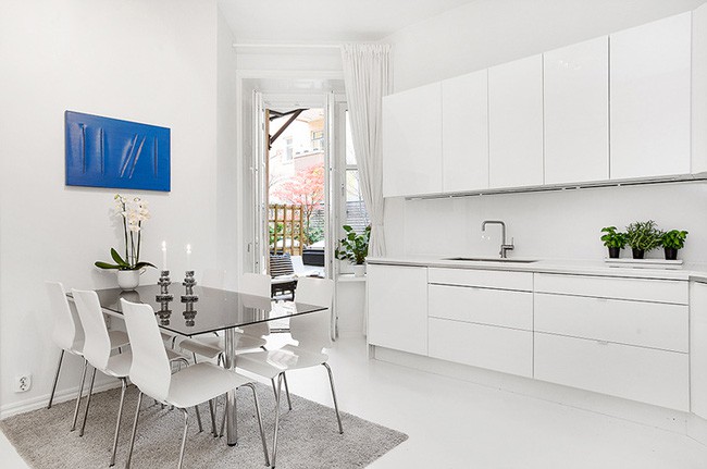 Mặc dù có diện tích rộng rãi nhưng bạn hoàn toàn thấy xuất hiện thêm quá nhiều món đồ trang trí bên trong nhà bếp, một minh chứng cho phong cách tối giản triệt để.