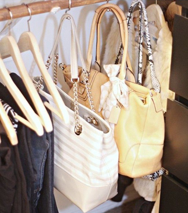 Nếu một phần giá treo đồ bên trong chưa sử dụng thì có thể tận dụng để treo túi.