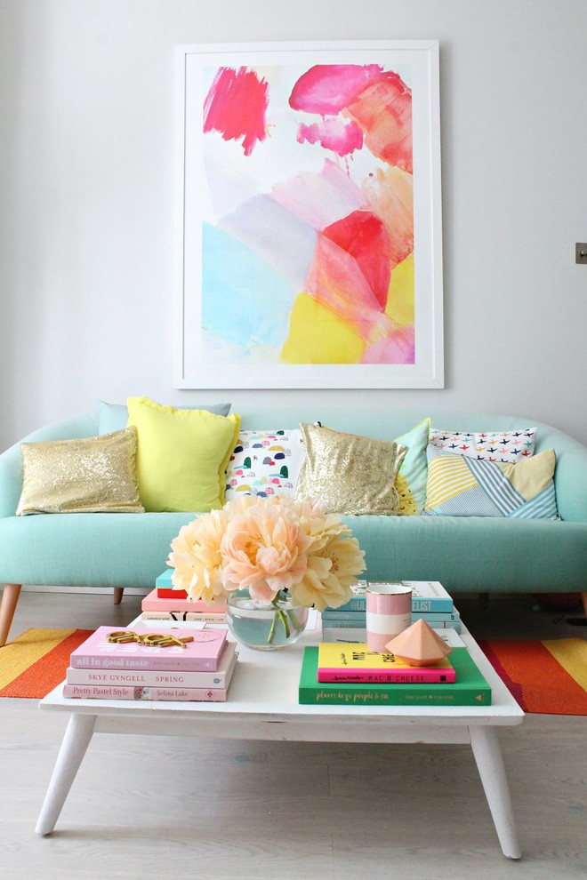 Được bao quanh bởi những màu sắc vui tươi, chiếc ghế sofa bạc hà này khá mát mẻ và sống động. Sự hiện diện của nó trong phòng sẽ đảm bảo thiết kế hiện đại và hợp thời trang hơn.