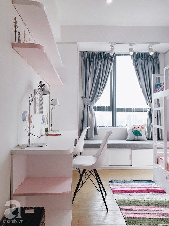 Phòng hai con gái được thiết kế với gam màu hồng trắng làm chủ đạo.