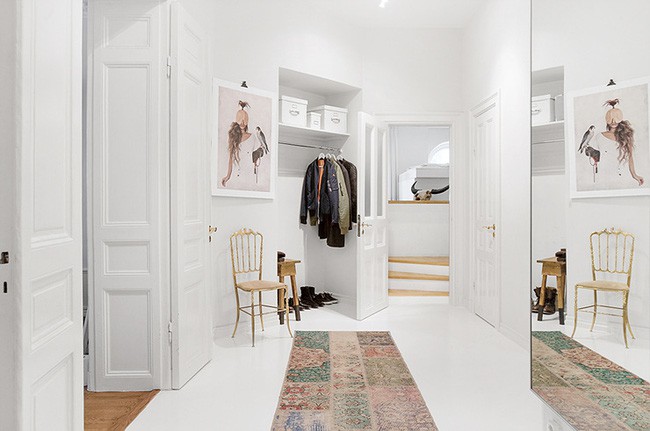 Lối hành lang rộng rãi được chủ nhà tận dụng làm nơi lưu trữ quần áo, giày dép dùng thường xuyên.