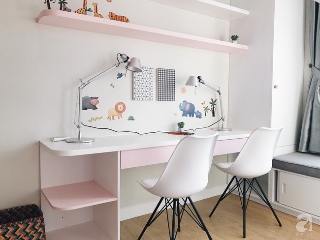 Góc bàn học thoáng sáng, đẹp mắt.