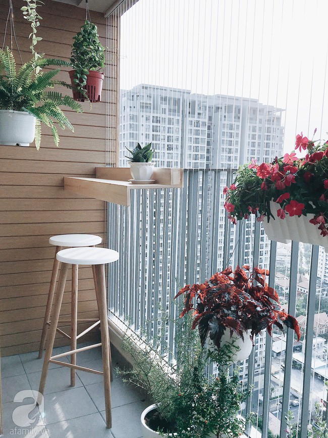 Khoảng ban công xinh xắn với những cây cỏ nhiệt đới.