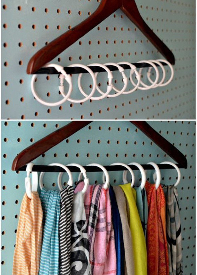 Bạn có thể mua những chiếc vòng nhựa để lắp vào bên trong móc treo giúp những chiếc khăn có thêm nơi cất trữ chuyên nghiệp và gọn gàng hơn.