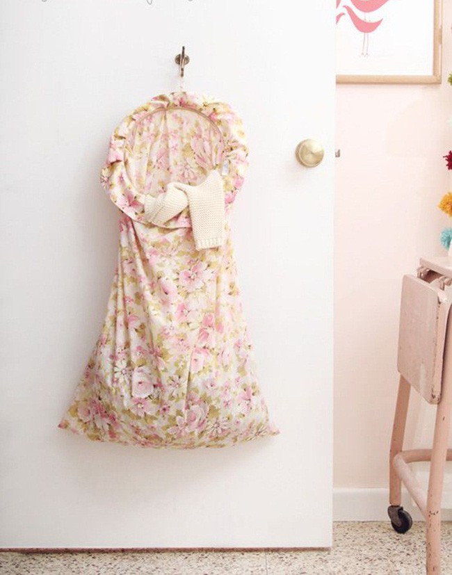 Treo móc để đặt túi đựng đồ phía sau tủ.