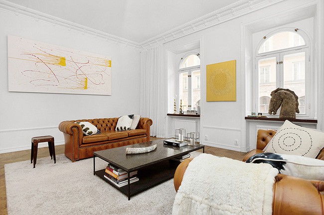 Mặc dù rất đơn giản trong việc thiết kế căn phòng nhưng bộ đôi ghế sofa bọc bằng da bò thật đã cho thấy được sự sang trọng và đẳng cấp.