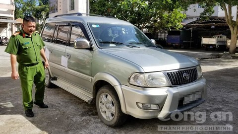 Chiếc xe phương tiện các nghi phạm thuê chở nạn nhân đi phi tang.