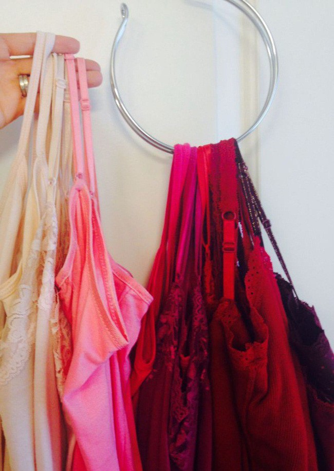 Bạn có thể dùng một chiếc móc đặc biệt với hình tròn để treo vô số đồ đạc có cùng chức năng.