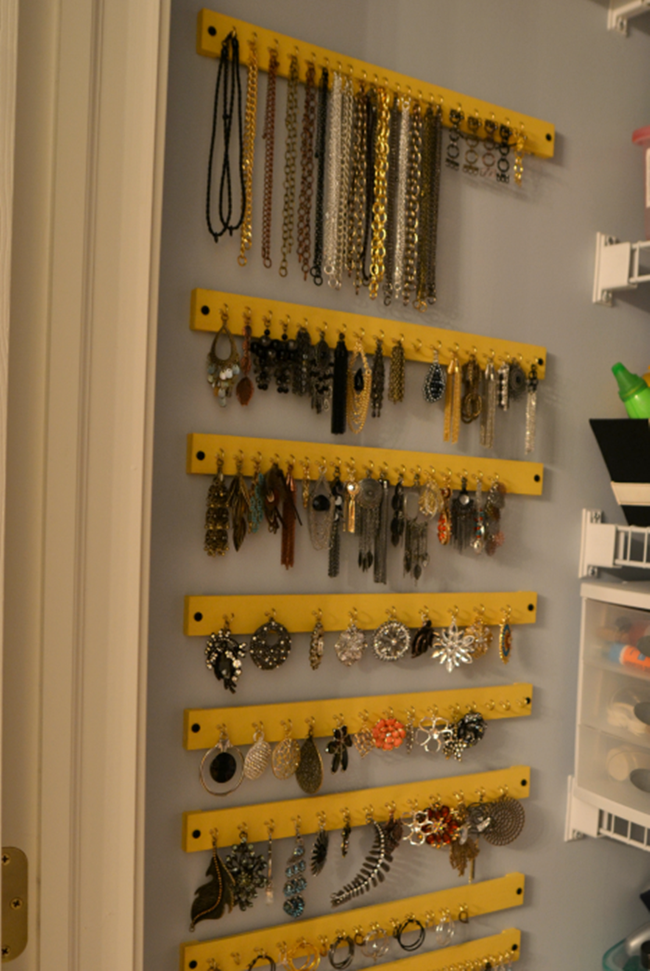 Sử dụng thanh chuyên biệt nếu bạn có cả bộ sưu tập không đếm hết với những đồ trang sức nhiều màu.