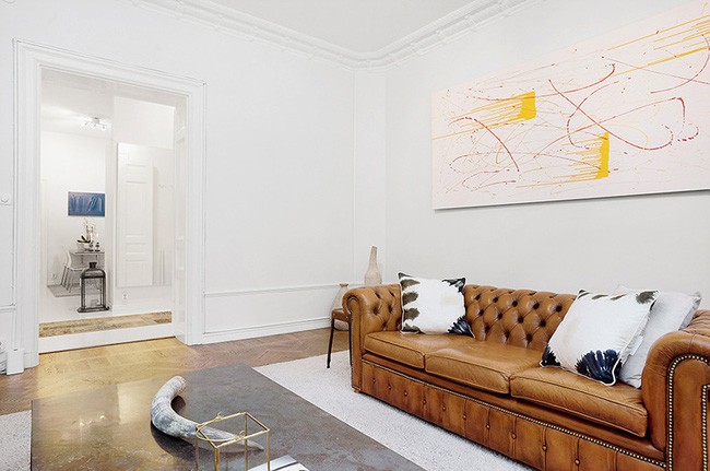 Những bức tranh treo tường đều mang tông màu vàng kết hợp vô cùng ăn ý với tổng thể không gian căn phòng.