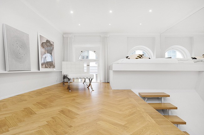 Để tận dụng không gian phòng ngủ một cách tối ưu, một căn gác xép nhỏ được thiết kế thêm.