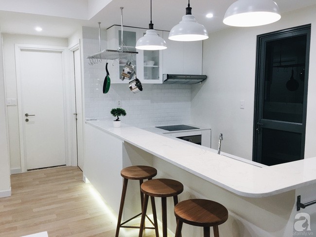 Từ bếp, mọi người có thể thoải mái nấu nướng, trò chuyện với mọi người ở góc ăn uống hay khu vực tiếp khách, hoặc có thể thư thái tận hưởng view sông Sài Gòn từ trên cao.